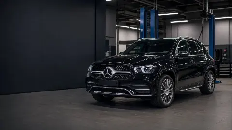 Mercedes-Benz GLE перед проверкой пневмоподвески в RaceBox