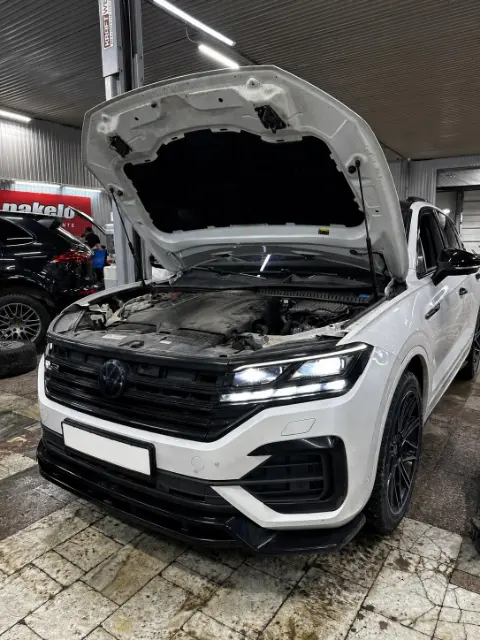 Volkswagen Touareg в сервисной зоне RaceBox перед техническим обслуживанием