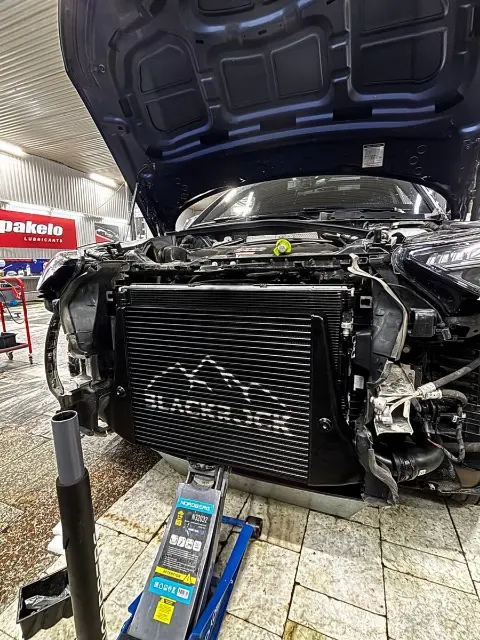 Радиатор охлаждения интеркулера BlackRock после установки на Audi A7 в RaceBox