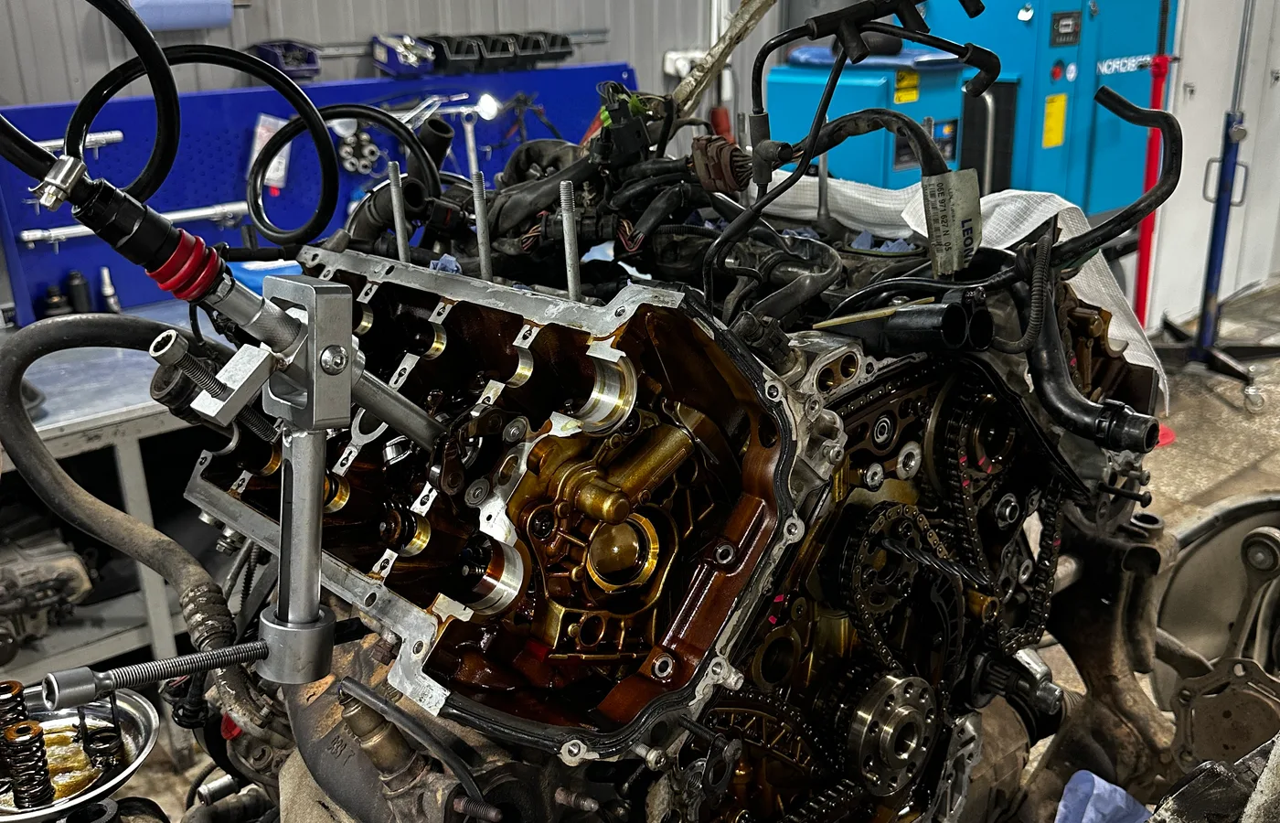 Дефектовка разобранного двигателя Audi в RaceBox