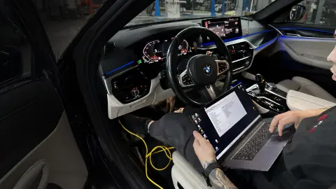 BMW с подключённым ноутбуком перед идентификацией DME в RaceBox