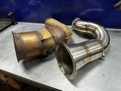 Штатный катализатор и новый downpipe Porsche Cayenne 3.0 на рабочем столе RaceBox