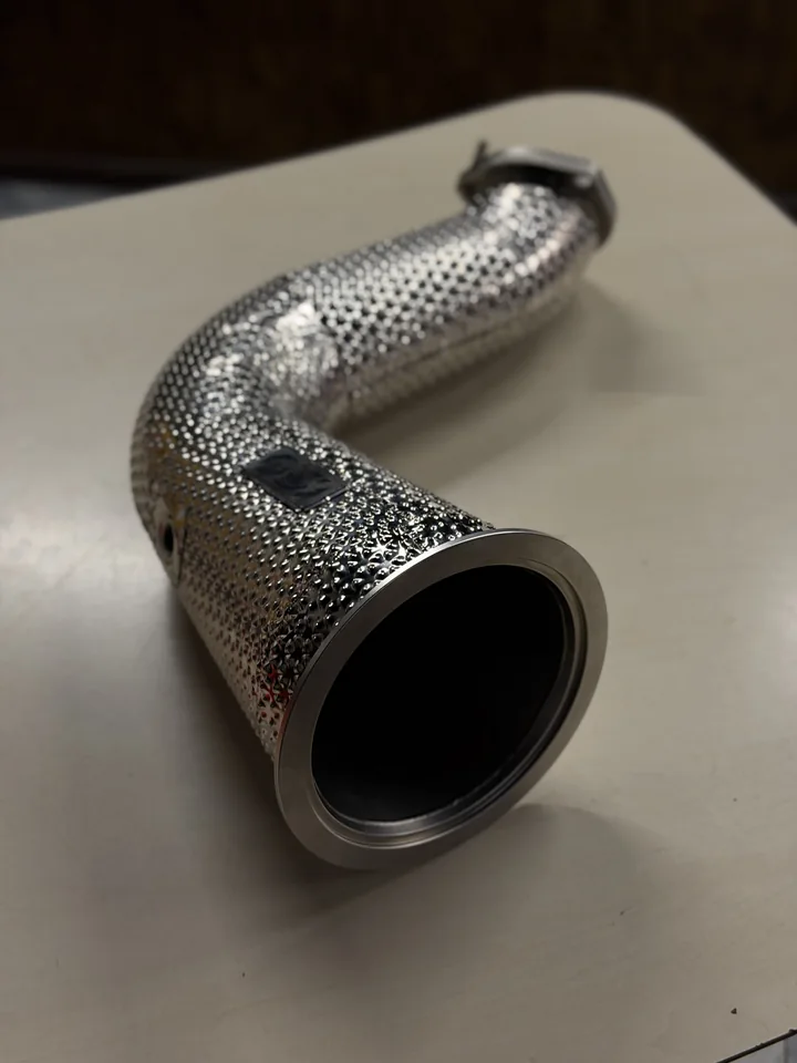 Фланец downpipe Porsche Cayenne 3.0 крупным планом