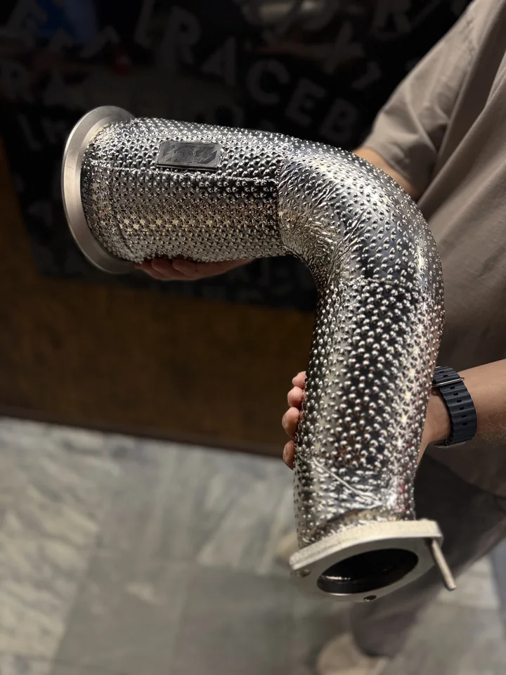 Downpipe Porsche Cayenne 3.0 с Heatshield в руках