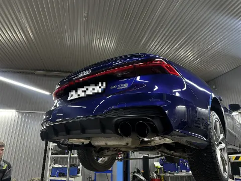 Синяя Audi A7 после установки управляемого выхлопа