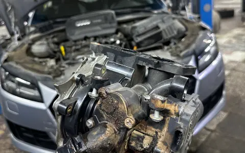 Старый модуль помпы и термостата Audi EA888 Gen3 со следами загрязнения