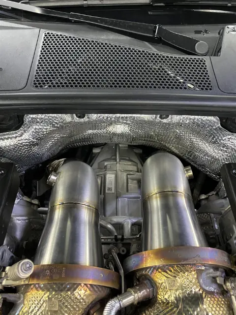 Установленные downpipe Audi RS6 C8