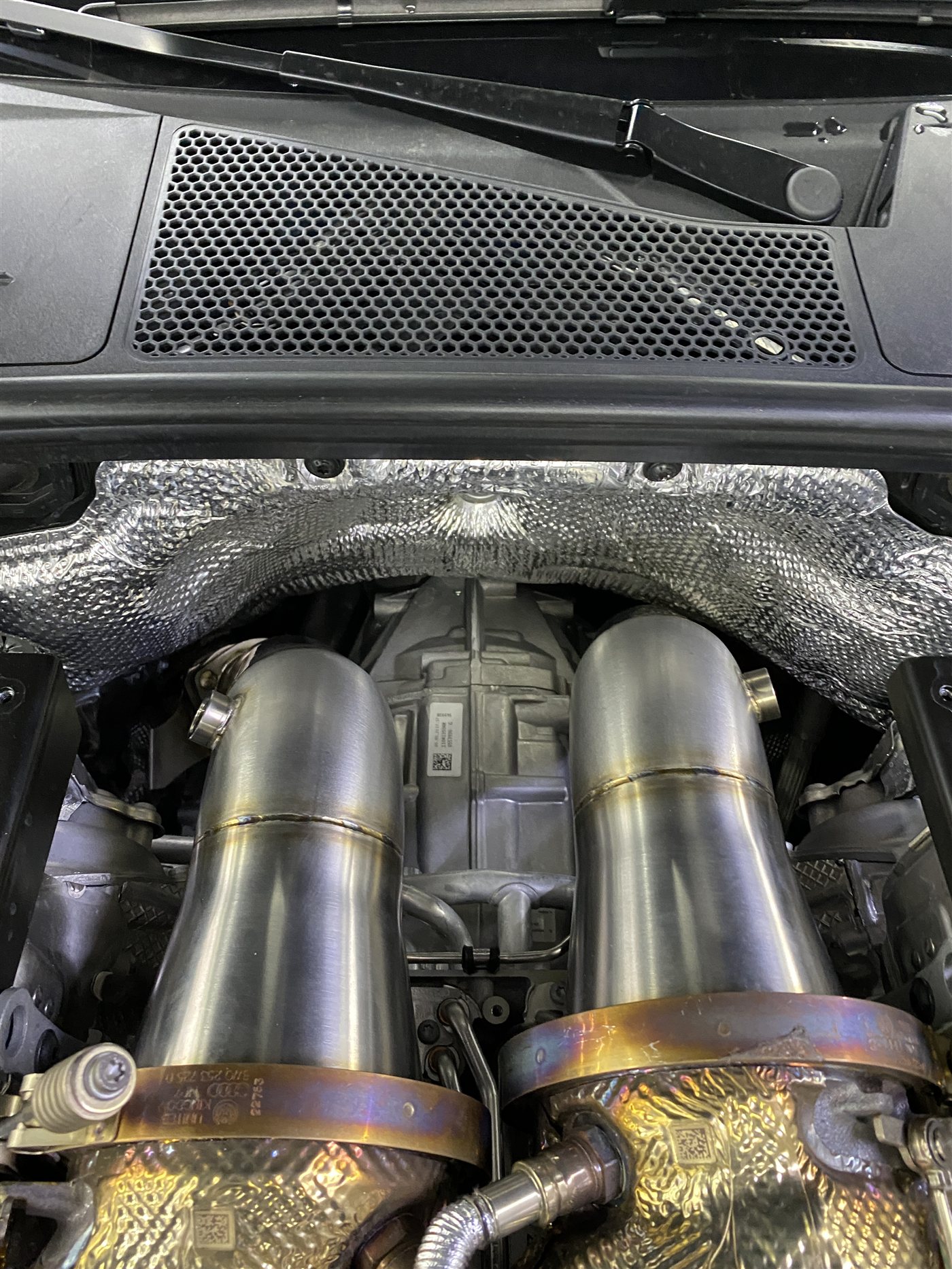 Установленные downpipe Audi RS6 C8