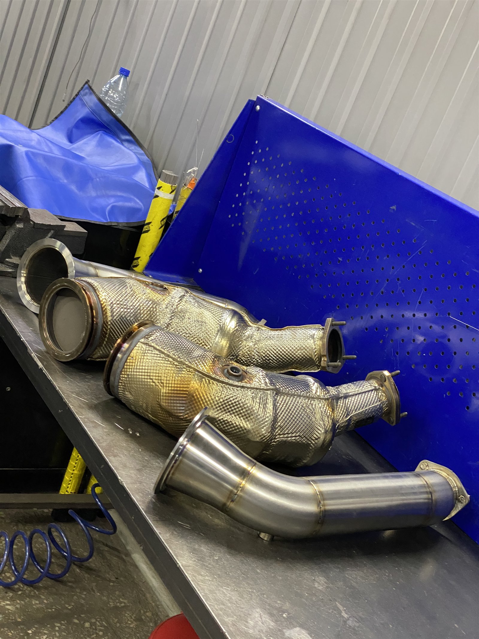 Штатные и новые downpipe Audi RS6 C8 на рабочем столе RaceBox