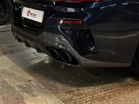 Задняя часть BMW 8 Series с установленными выхлопными насадками