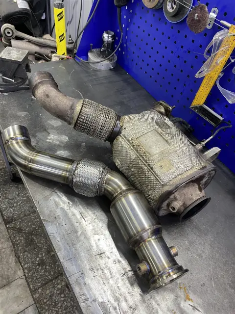 Новый downpipe BMW B57 со спортивным катализатором и гибким соединением