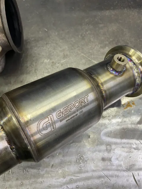 Спортивный катализатор и сварные соединения downpipe BMW B57