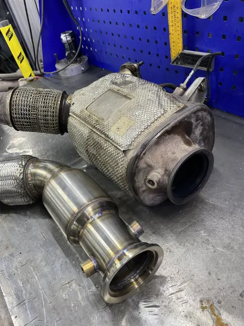 Сравнение штатной секции и нового downpipe BMW B57