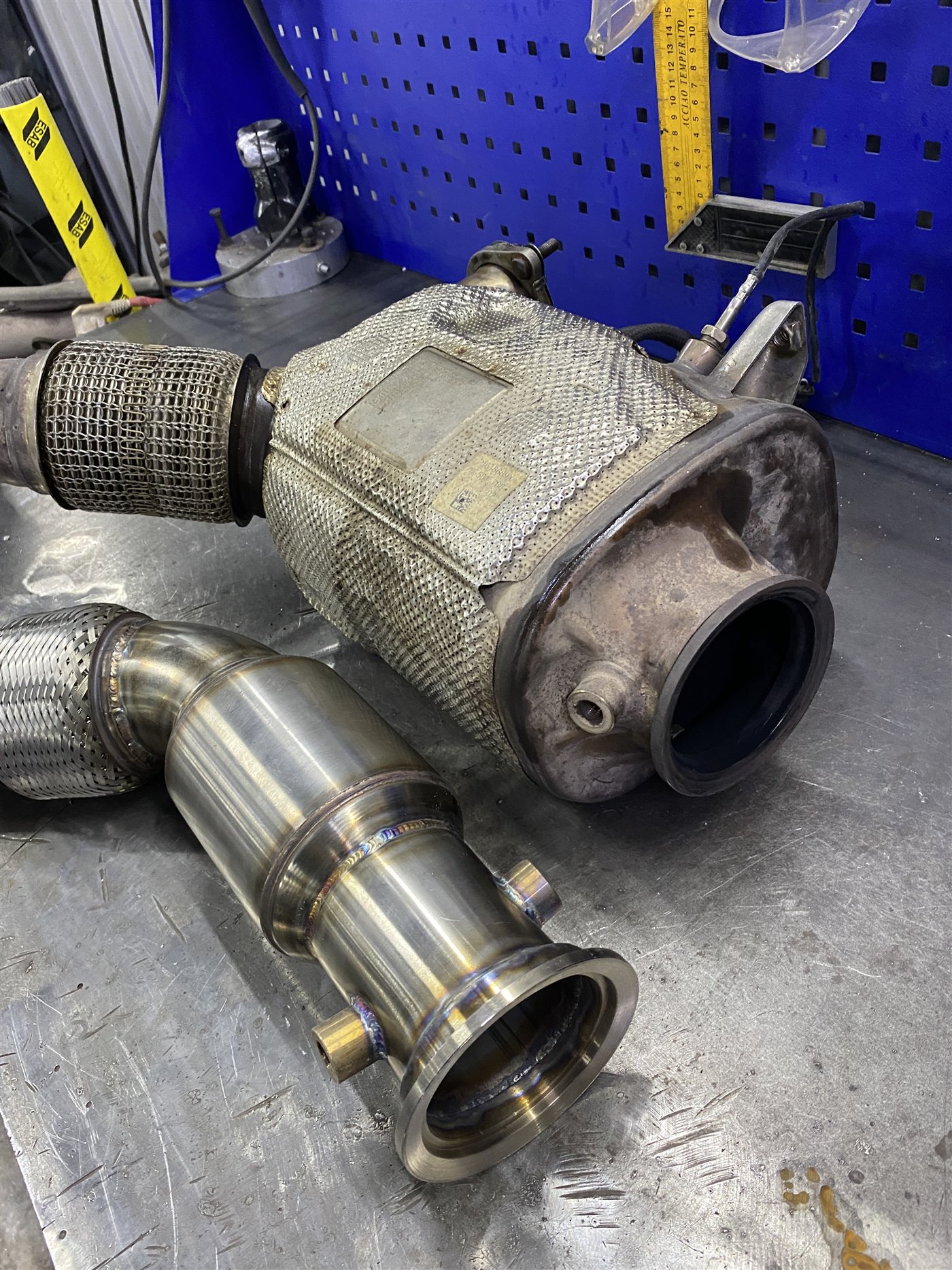 Сравнение штатной секции и нового downpipe BMW B57