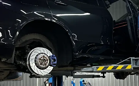 Тормозной диск и синий суппорт BMW после обслуживания
