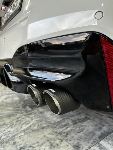 Установленные насадки выхлопной системы BMW