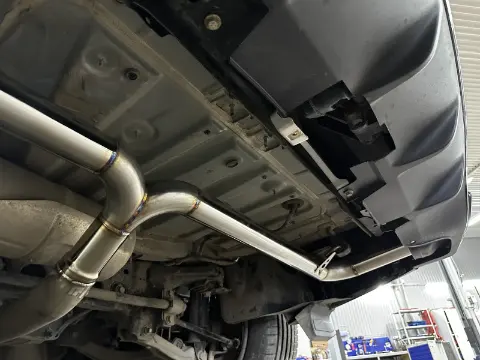 Прокладка выхлопной трассы BMW под автомобилем