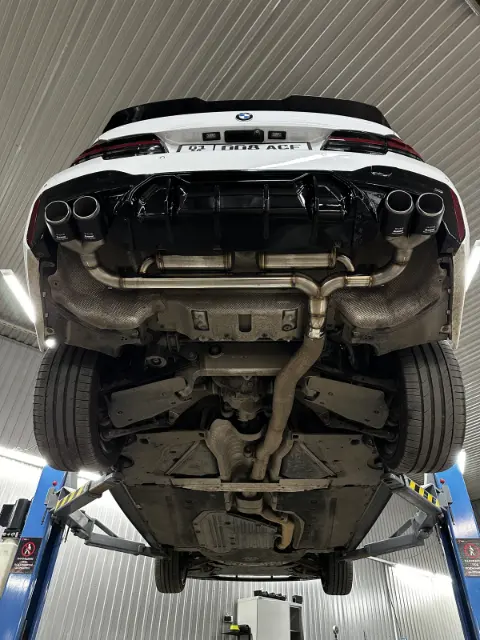 Осмотр выхлопной системы BMW на подъёмнике