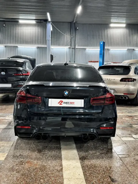 BMW F30 с четырьмя чёрными насадками управляемого выхлопа