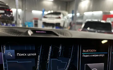 Карта и поиск целей на центральном экране BMW iDrive 8