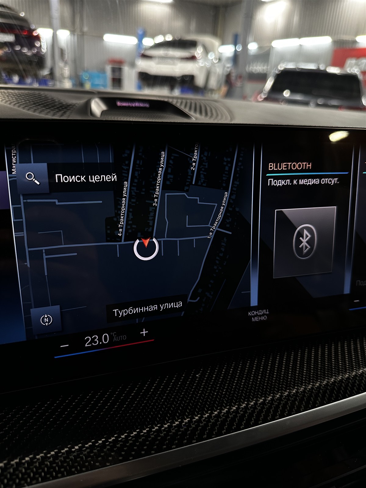 Карта Казани с русскими названиями улиц на центральном экране BMW iDrive 8