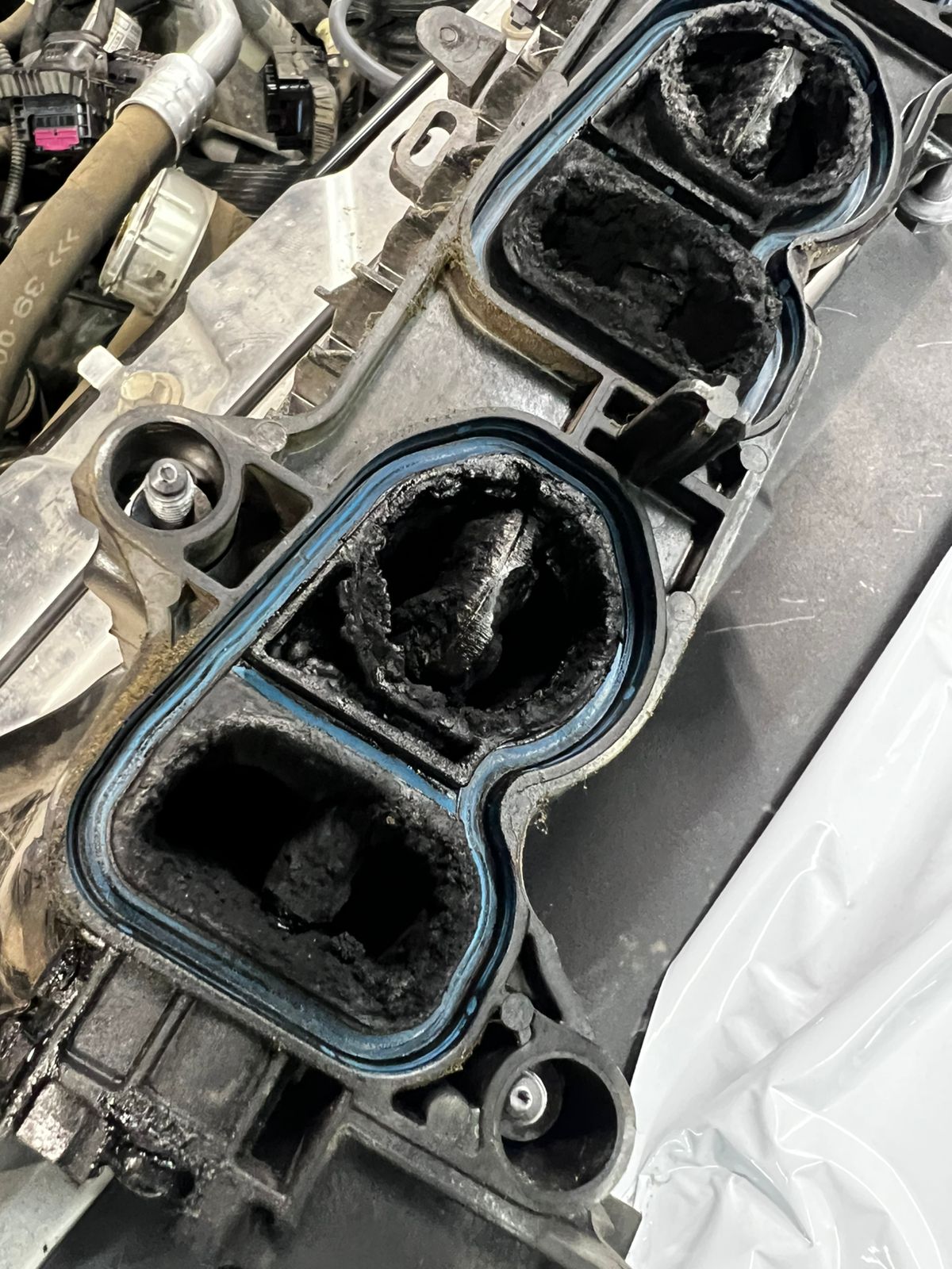Отложения в коллекторе и на вихревых заслонках BMW.