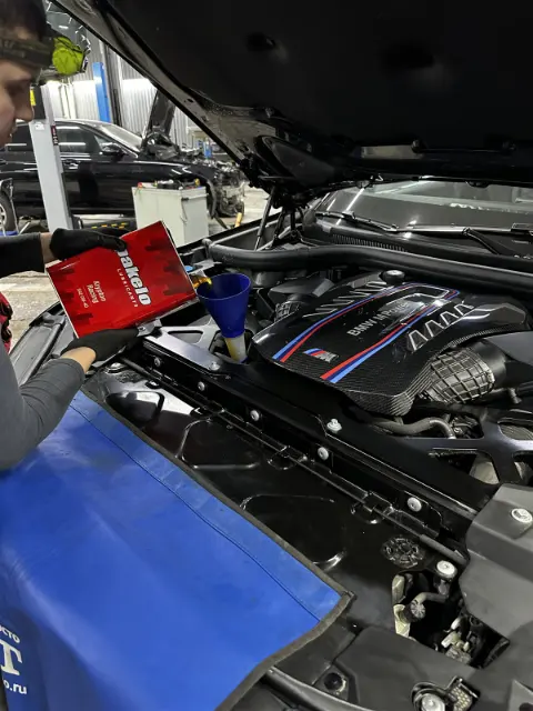 Двигатель BMW M во время замены масла Pakelo в RaceBox