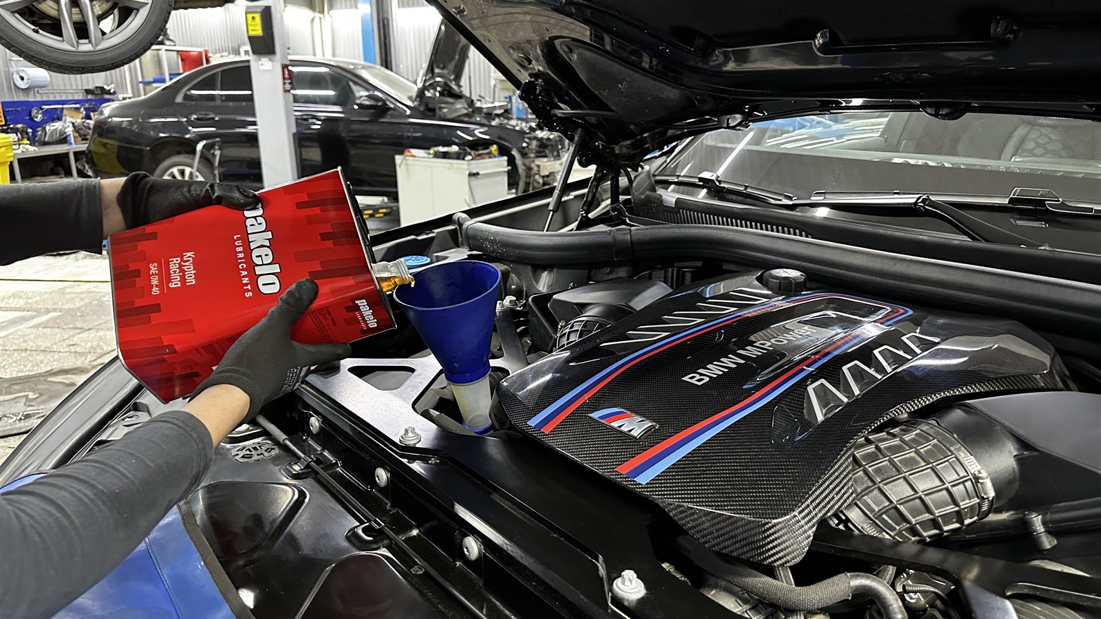 BMW M: замена масла с Pakelo 0W-40