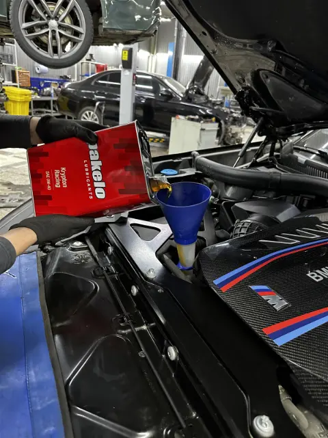 Заливка Pakelo Krypton Racing SAE 0W-40 в двигатель BMW M