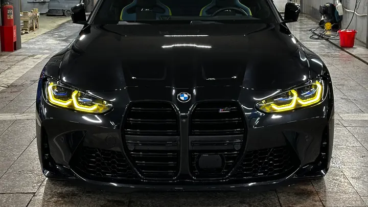 BMW M4: желтые ДХО и рестайлинговые фонари