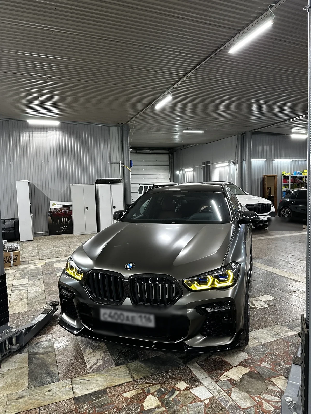 BMW X5 LCI: активация штатных карт и распознавания дорожных знаков