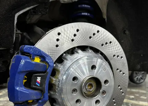 Перфорированный тормозной диск и колодка EBC Yellowstuff в суппорте BMW X3 M