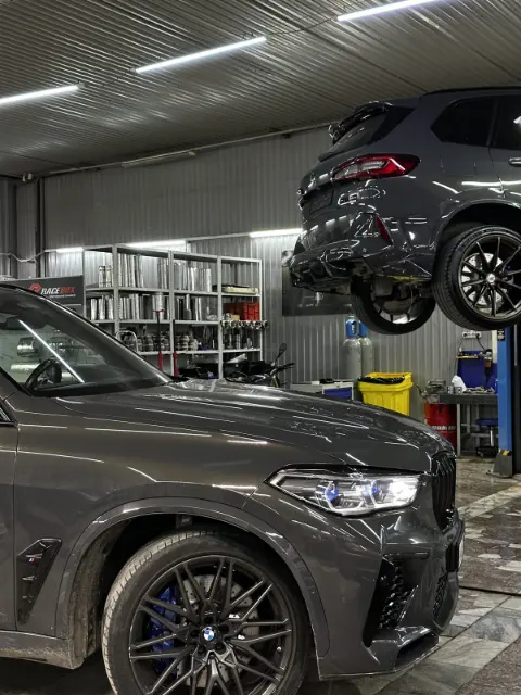 BMW X5 M Competition F95 в сервисной зоне RaceBox