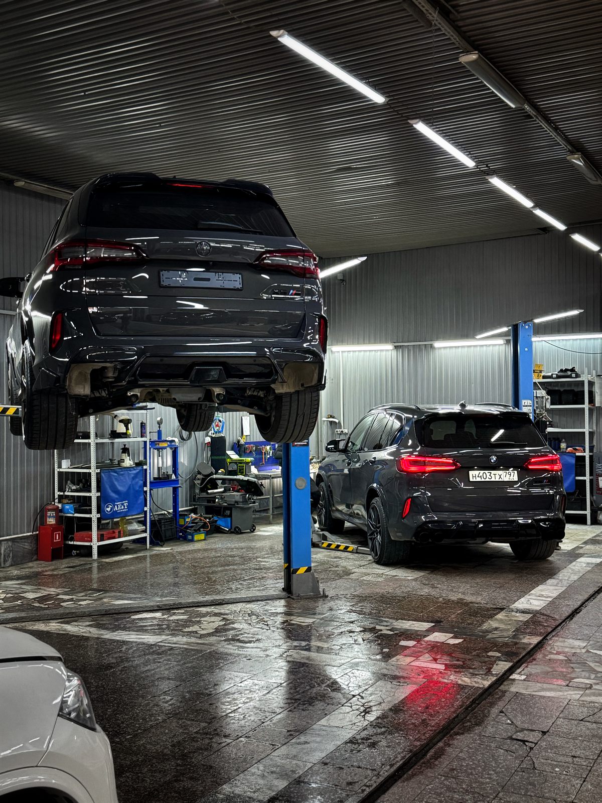 BMW X5 G05 и BMW 5 G30 на обслуживании в RaceBox