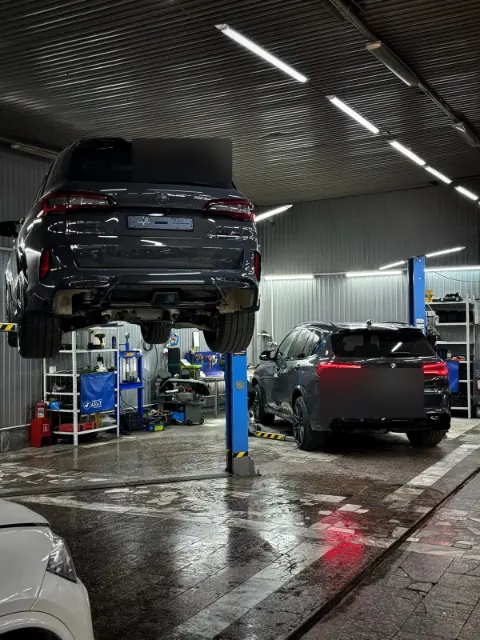 Два BMW X5 M Competition F95 в сервисной зоне RaceBox