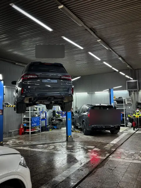 BMW X5 M Competition F95 на подъёмнике и соседнем посту RaceBox