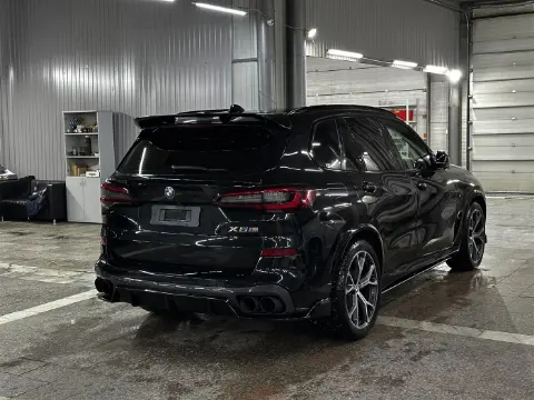 BMW X5 M в мастерской RaceBox, вид сзади