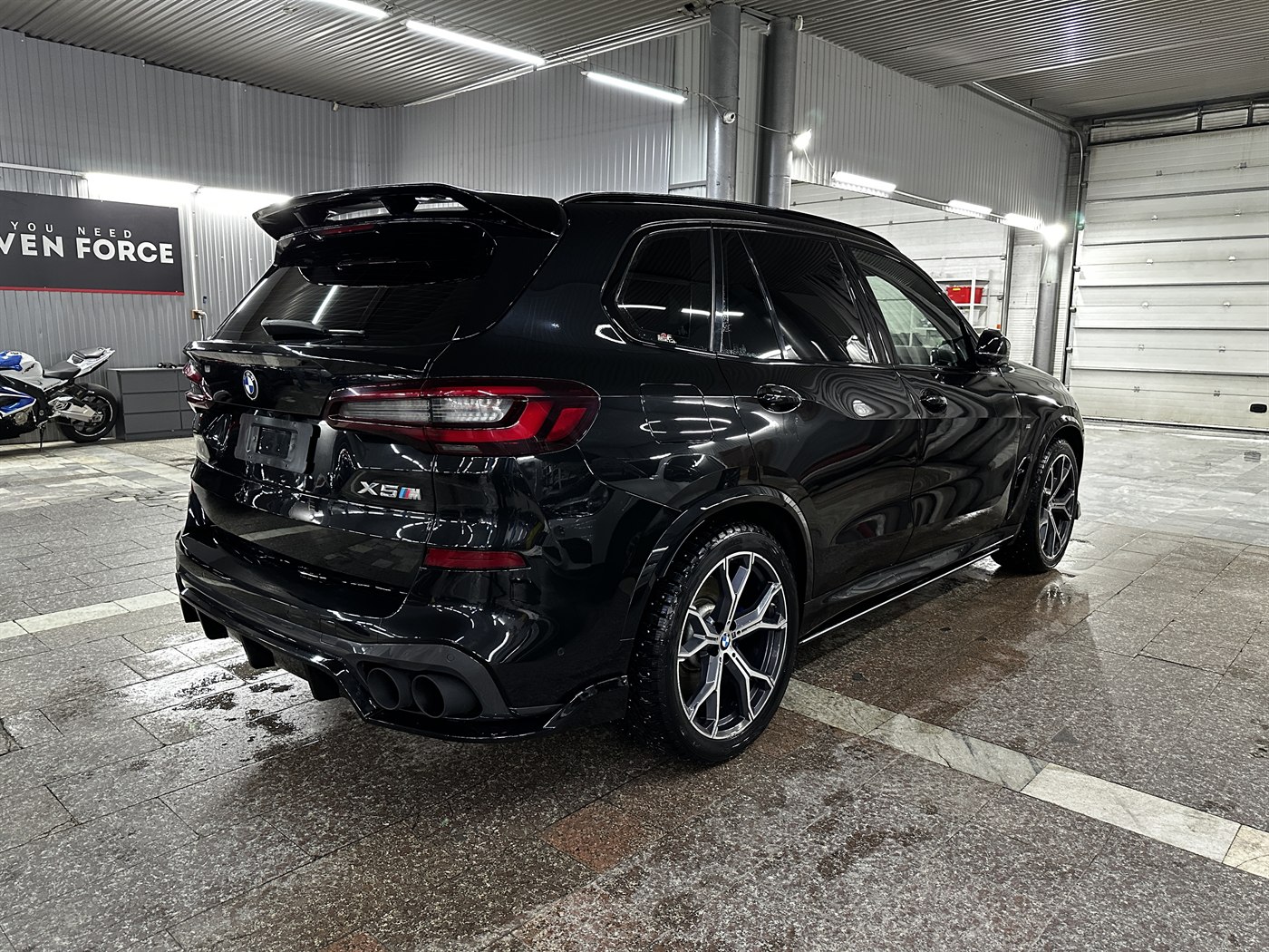 Вид BMW X5 G05 после тюнинга выхлопа