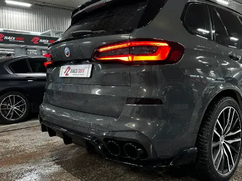 Серый BMW X5 G05 после установки четырёх круглых насадок