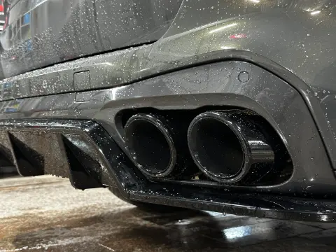 Круглые выхлопные насадки BMW X5 G05 крупным планом