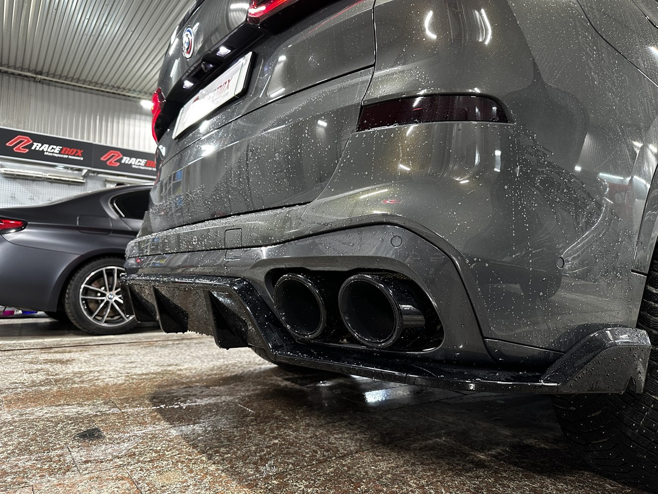 Посадка двойных насадок BMW X5 G05 снизу