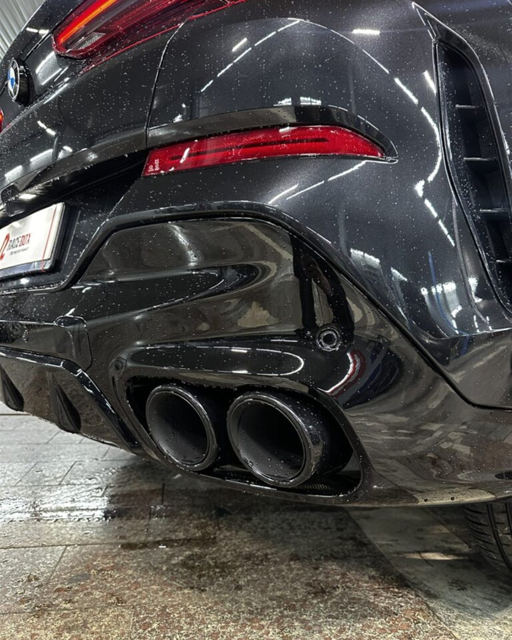 Сдвоенные насадки BMW X6 G06 крупным планом