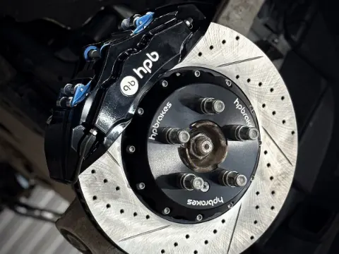Крупный план тормозной системы HP Brakes на Land Rover Defender