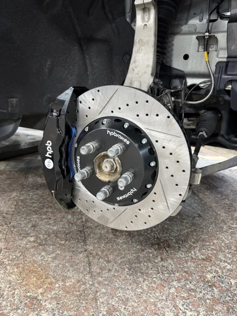 Тормозной диск и суппорт HP Brakes после установки на Land Rover Defender