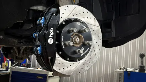 Установка тормозной системы HP Brakes на Land Rover Defender в Казани