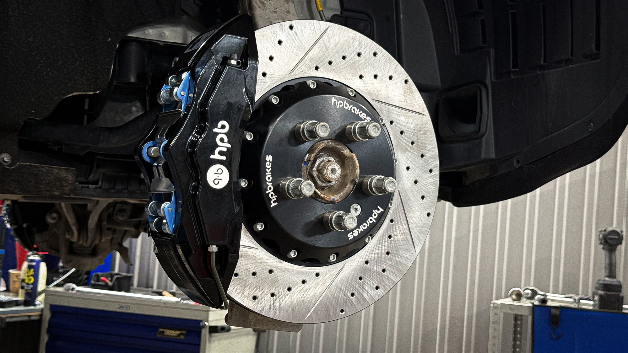 Установка тормозной системы HP Brakes на Land Rover Defender в Казани