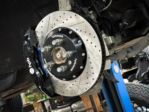 Установленный тормозной диск и суппорт HP Brakes на Land Rover Defender