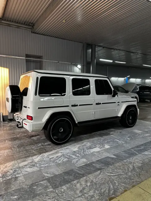 Финальный вид белого Mercedes-AMG G63 после занижения на пружинах H&R