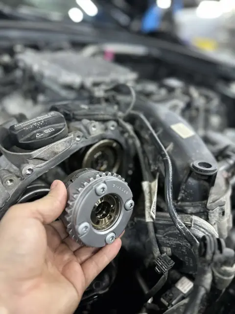 Проверка фазорегулятора Mercedes M276 крупным планом