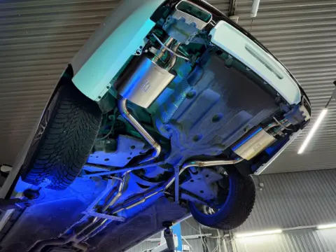 Готовая выхлопная система Mercedes-Benz W222 под автомобилем